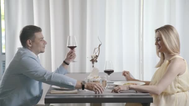 Dîner romantique : mari et femme dans des vêtements élégants dans un restaurant — Video