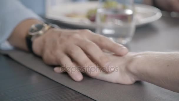 Pánské ruce s hodinami pohladil Zenske ruky s elegantní manikúru. — Stock video