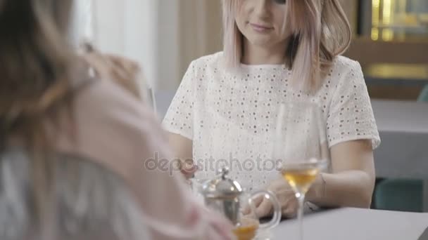 Πορτρέτο του μια σύγχρονη γυναίκα 30 ετών σε μια καφετέρια ή εστιατόριο. — Αρχείο Βίντεο