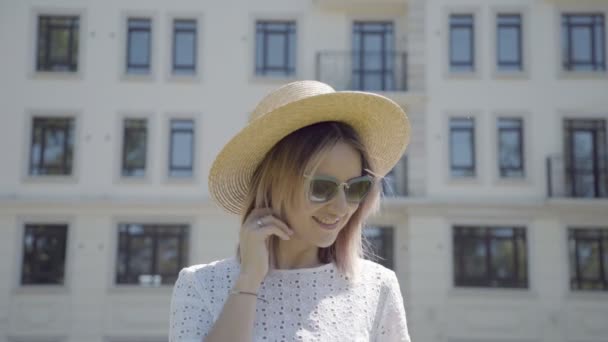 Портрет стильной и современной молодой женщины в соломенной шляпе . — стоковое видео