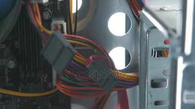 Bilgisayarın içindeki elektronik kablolar. Çok renkli kablolama.