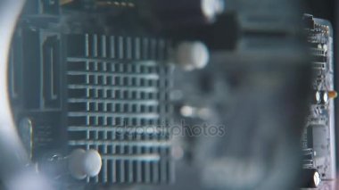 Bilgisayar içinde silikon mikroçip ve mikroişlemci yakın çekim.