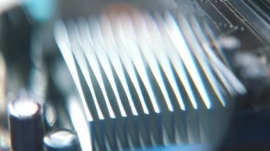 Çip ve işlemci detaylı göz altında. Anakart onarım sürecinde olduğunu.