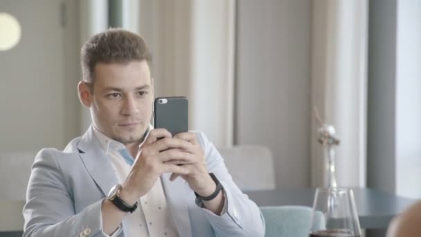 Hombre fotografió a su mujer y muestra una fotografía en los teléfonos inteligentes — Vídeo de stock