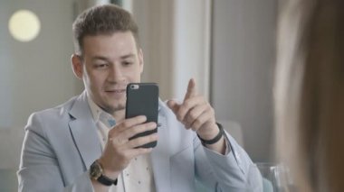 Şık adam karısını smartphone kullanarak restoranda çekiyor