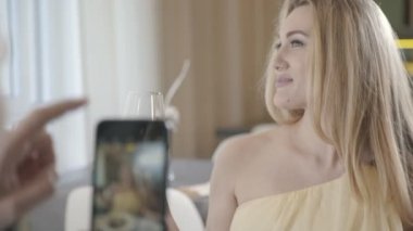 Telefon tarafindan: yumuşak ve güzel kadın şarap içme.
