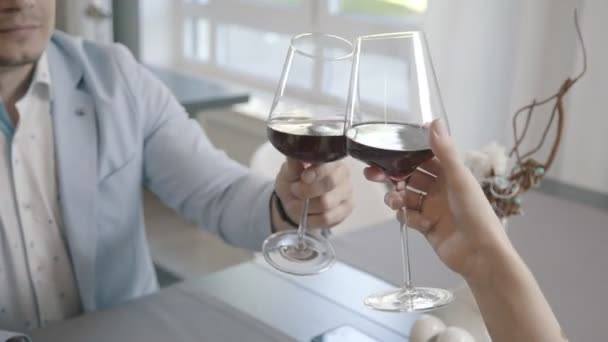 Toast for love : clink glasses of wine. Couple marié . — Video