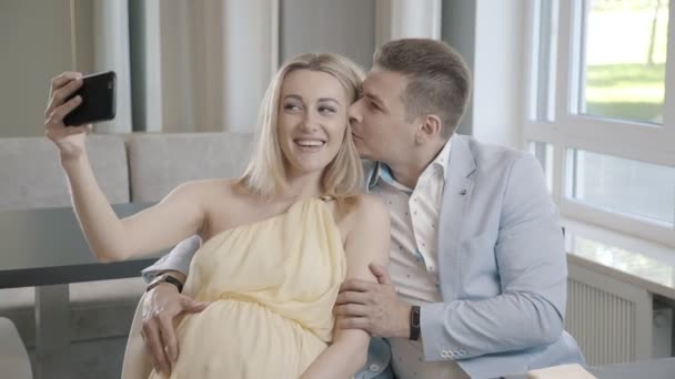 Una coppia felice innamorata sta aspettando che il bambino faccia selfie — Video Stock