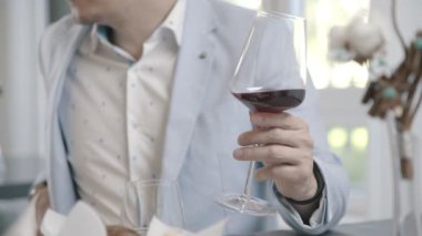 Kırmızı şarap el mans. Bir restoran akşamları kavramı