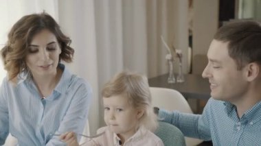 Klasik tarzdaki gömlek şık ailesinde bir kafede Kahvaltı alır.