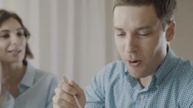 Mutlu aile bir restoranda bir çocukla birlikte zaman harcamak.