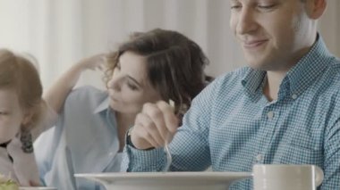 bir restoranda bir çocukla aile: Anne, baba ve kızı zaman harcamak