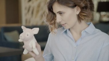 Tutmak bir yumuşak oyuncak, çocuk ile oynayan genç modern bir anne portresi