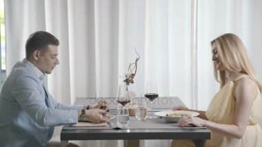 Güzel çift karşılıklı restoranında oturup yemek