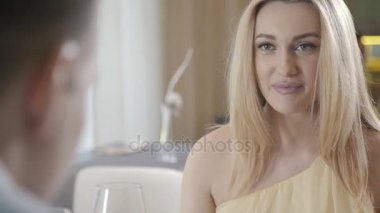 İçinde bir nazik bir kadın bir çatal ve bıçak kullanarak bir salata yiyor