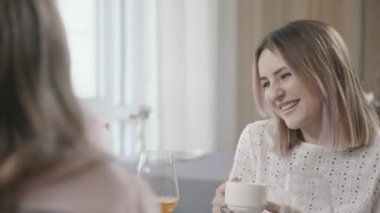 İki benzer kadın arkadaş bir kafe ve bir gülümseme ile iletişim