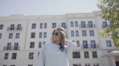 Şık ve modern bir genç kadın moda güneş gözlüğü portresi