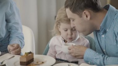 Baba ve kızı darbe sıcak çay sakin ol birlikte. Aile