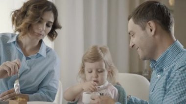 Çocuk ile anne tatlılar yemek ve çay içmek, Yetişkin Çocuk yardım