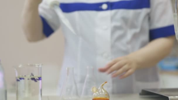 Asistentes de laboratorio manos en una bata blanca: haciendo experimentos de microbiología — Vídeos de Stock