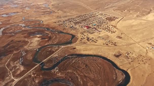 Sinuosi contorni del letto del fiume sulla terra di terracotta: fiume di montagna — Video Stock