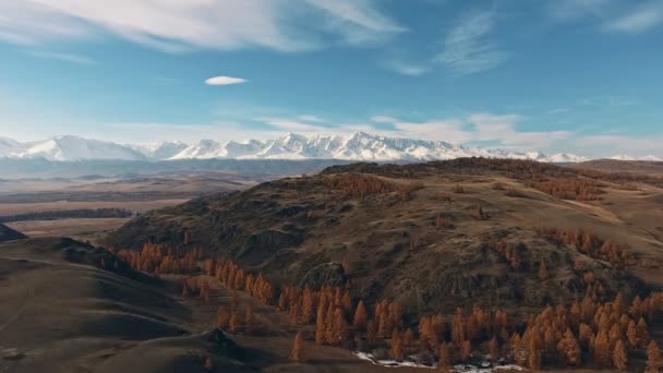 Přírodní krajiny: hornatý terén, hornaté zasněžené vrcholy — Stock video