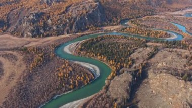 Kayalık toprak ve Kurtlar Vadisi akan bir nehir. Güzel doğal