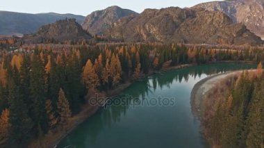 Sonbahar dağ manzarası: dağlık arazi boyunca nehir akar