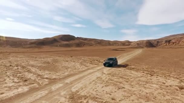 Autotravel: ένα μεγάλο, μαύρο αυτοκίνητο κινείται προς τα εμπρός μέσα από το έδαφος — Αρχείο Βίντεο