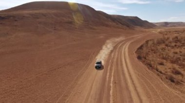 Autotravel: büyük siyah bir araba ile kum yol ileriye