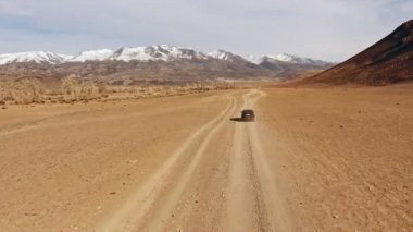 Bir çöl tozlu dağ pişmiş toprak yolda siyah crossover rides