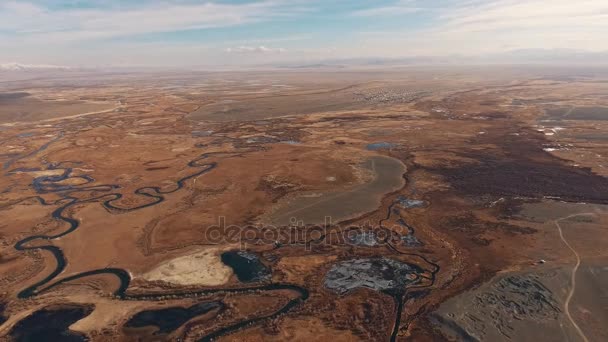 Flodbädden på terrakotta jorden: mountain river rinner längs öken område — Stockvideo