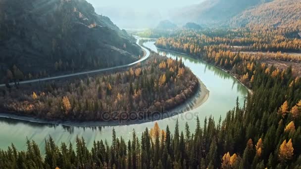 Rivière coule le long d'un terrain montagneux, se retirant dans la distance . — Video