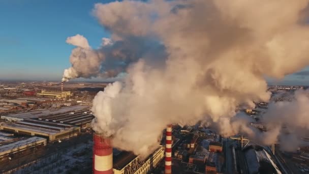 Gęsty biały dym wylewa się z rury fabryki w przeciwieństwie do słońca. — Wideo stockowe