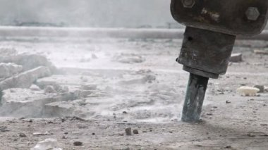 Kil kazıcı iş sürecinde: yakın çekim. Elektrikli aletler