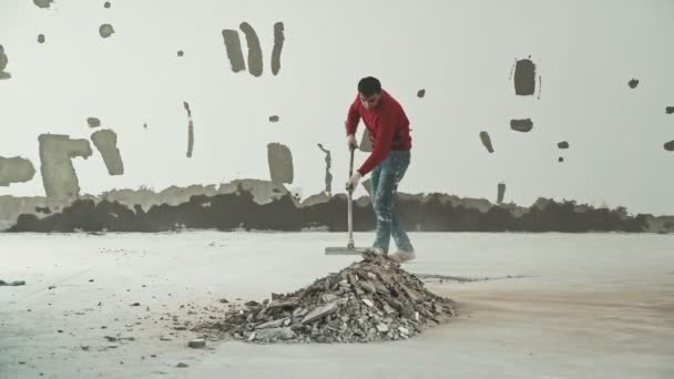 ロシア、ノヴォシビルスク、2017: 白人男性は建設 debri を削除します — ストック動画