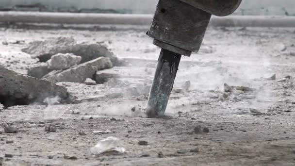 Ferramentas elétricas profissionais para quebrar a tampa de concreto . — Vídeo de Stock