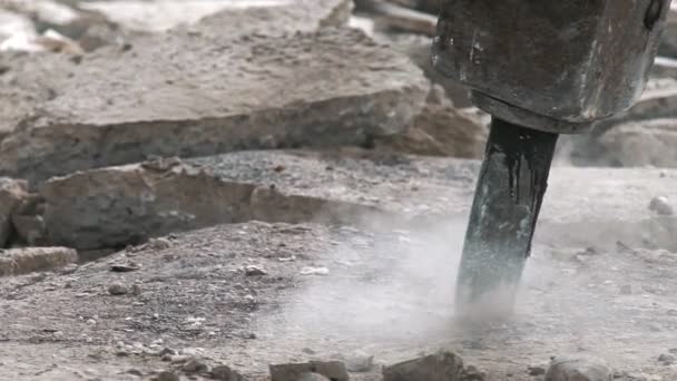 Perforator voor de vernietiging van beton. Scheuren op de vloer — Stockvideo