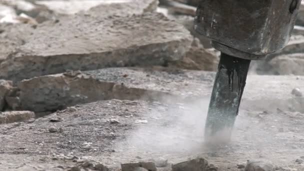 Perforador para la destrucción del hormigón. Grietas en el suelo — Vídeos de Stock