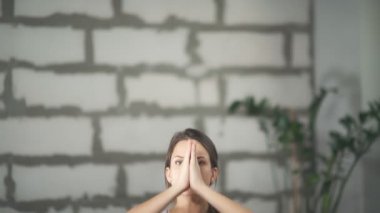 Karın üstünde o ellerle. Aktif hamile, üçüncü üç aylık dönem.