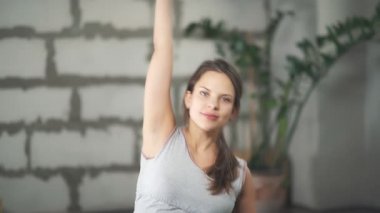 Gelecekte anne yoga uygulamaları ve germe yapar. Aktif hamile