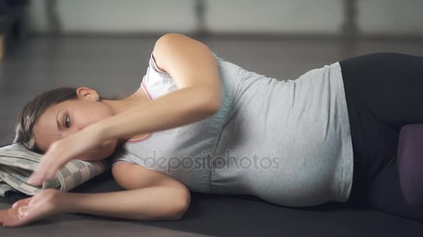 Porträtt av en avslappnad och avslappnad kvinna under yoga, Shavasana — Stockvideo
