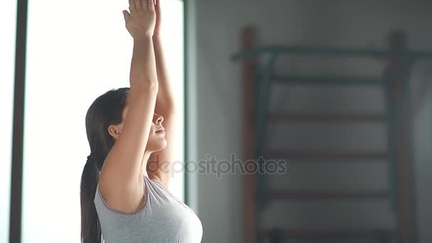 Profil av gravid flicka sittande i yogaställning. Palm på solar plexus. — Stockvideo