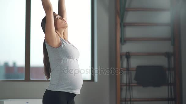 Nyugodt terhes nő dobott lapok-lótusz helyzet, csukott szemmel. — Stock videók