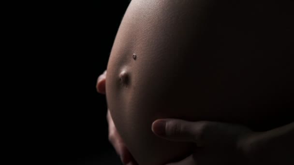 Gros plan d'un ventre enceinte mignon et mains dessus. Femme enceinte — Video