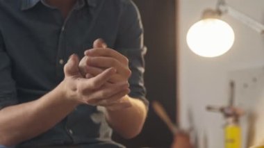 Bir adam potter bir yumru kil elinde kneads, o ısıtır.