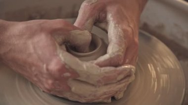 Studio yaratıcı süreç, ana sakat. Bükülmüş potters tekerlek