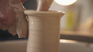Potters potters çıkrık kullanarak çalışır. Sadece elleri