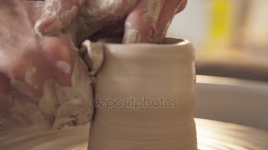 Seramik kurs çalışması: Kil tesisat üstünde belgili tanımlık potters tekerlek