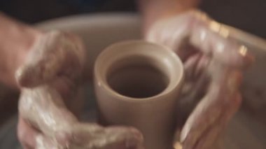 Seramik kurs çalışması: Kil tesisat üstünde belgili tanımlık potters tekerlek